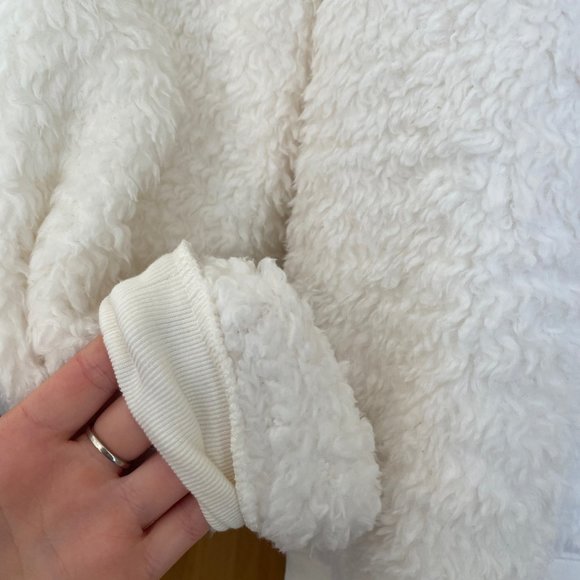 Super fluffy white pullover sweater from Gap - Picture 2 of 6